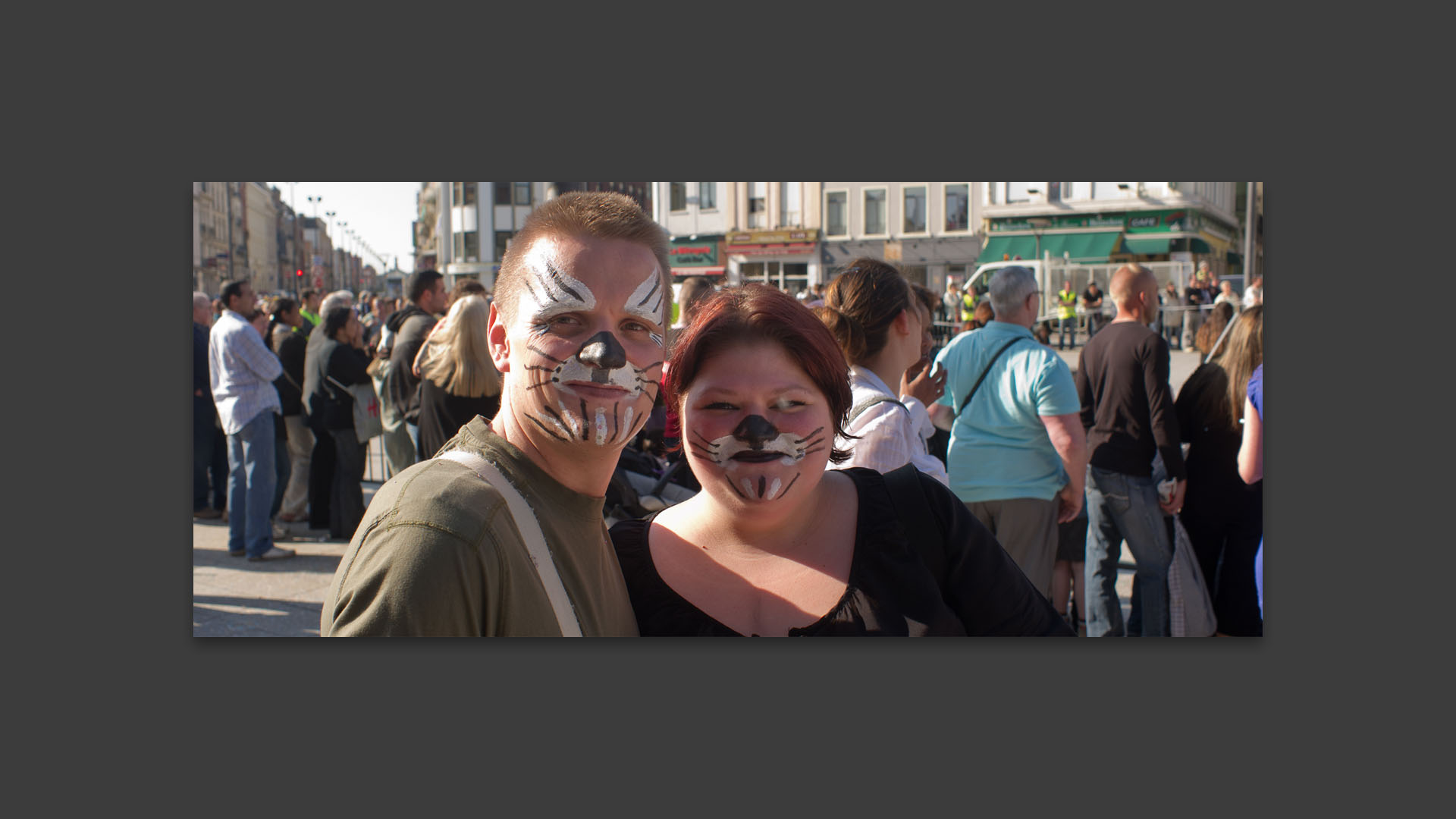 Pendant le carnaval de Roubaix, sur la Grand Place.