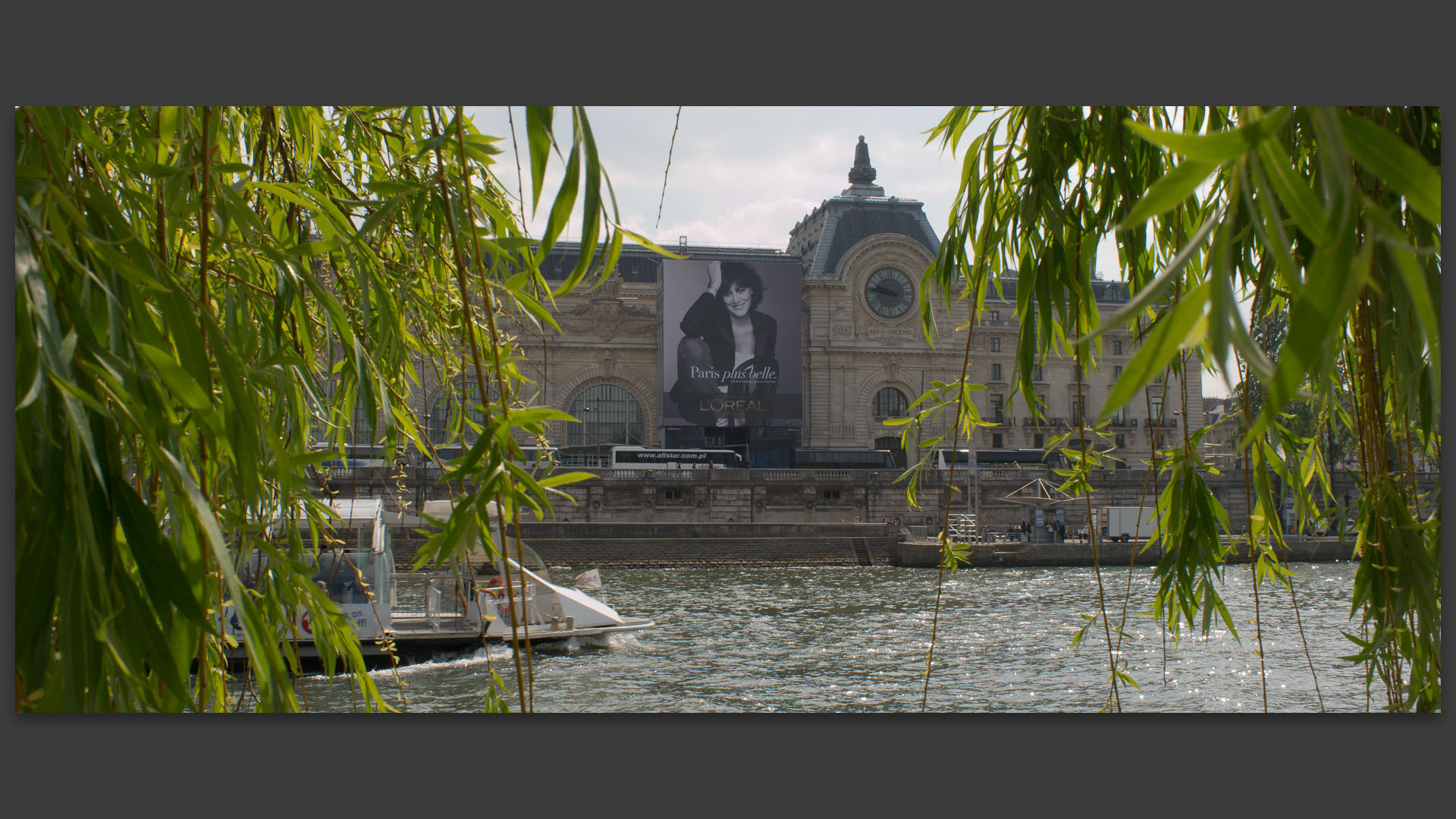 Publicité sur le musée d'Orsay, à Paris.