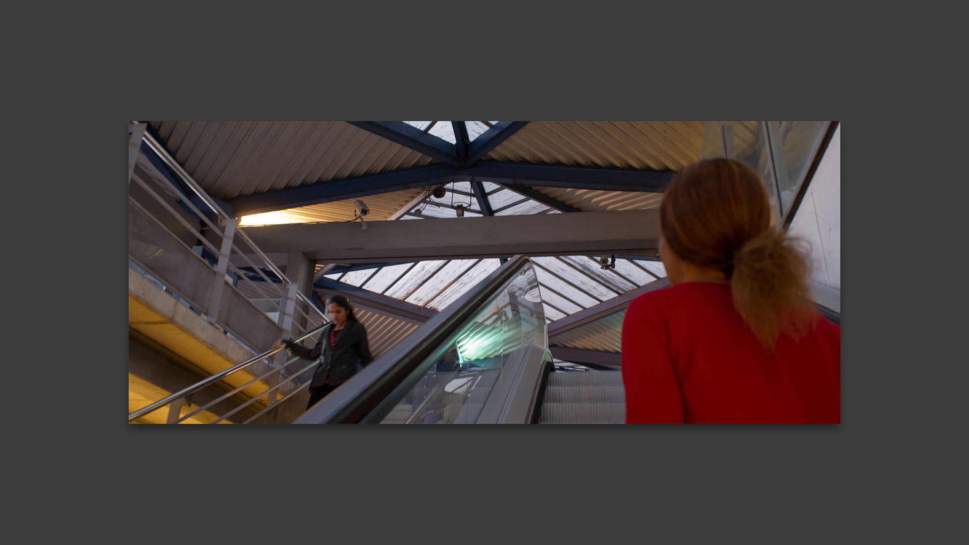 Caméra de surveillance dans un escalator, gare du Nord, à Paris.
