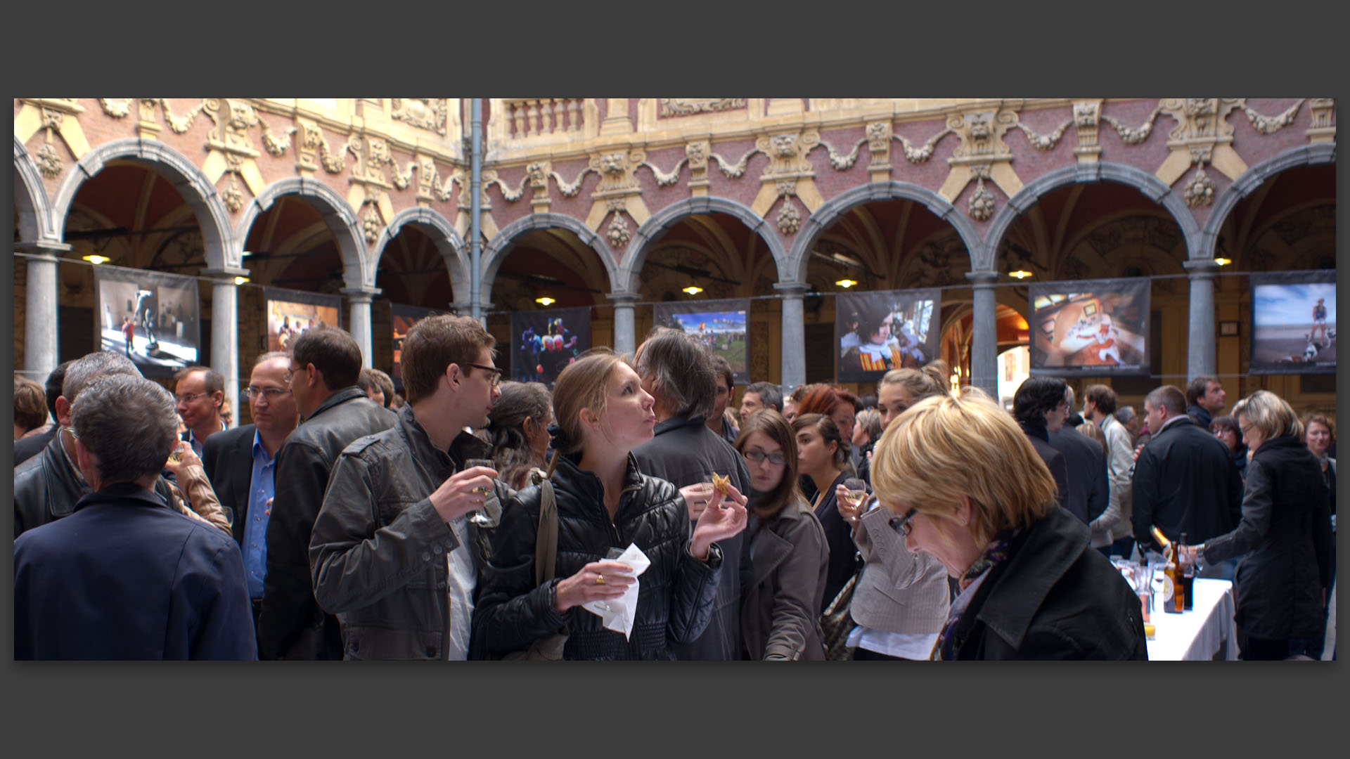 Le vernissage de l'exposition de la Voix du Nord pour les Transphotographiques, à la Vieille Bourse, à Lille.