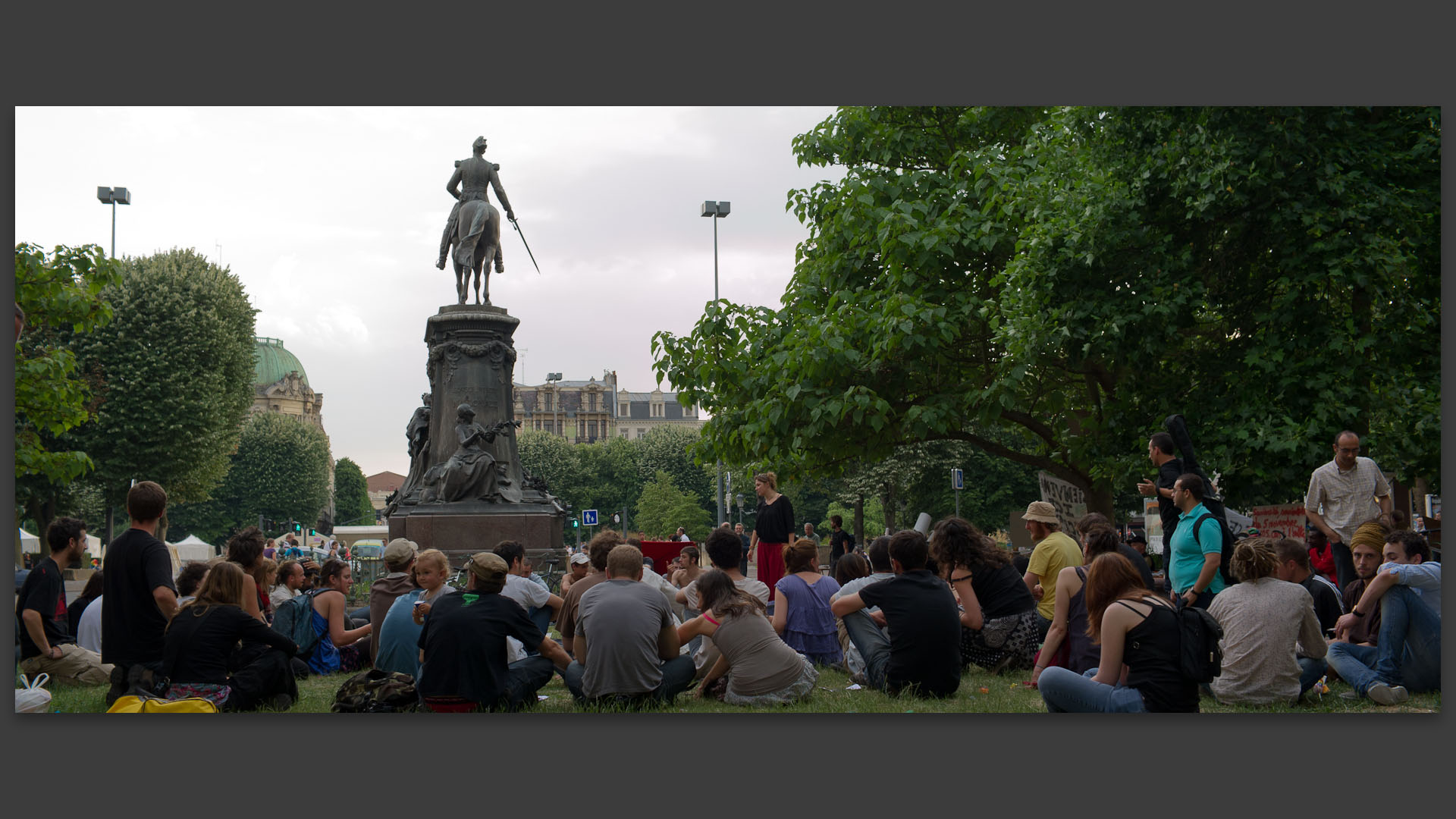 Rassemblement des indignés sous la statue du général Faidherbe, place Richebé, à Lille.