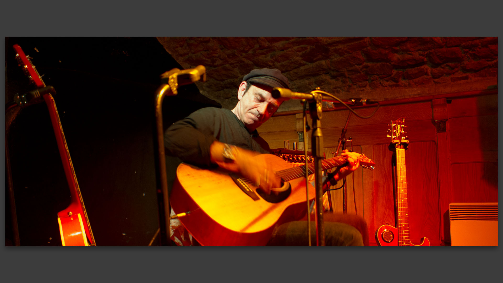 Le guitariste Jack Bon au Boulevardier, à Lyon.