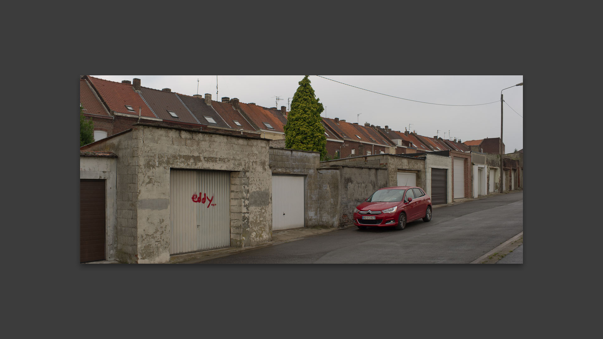 Garages, rue Saint-Hélène, à La Madeleine.