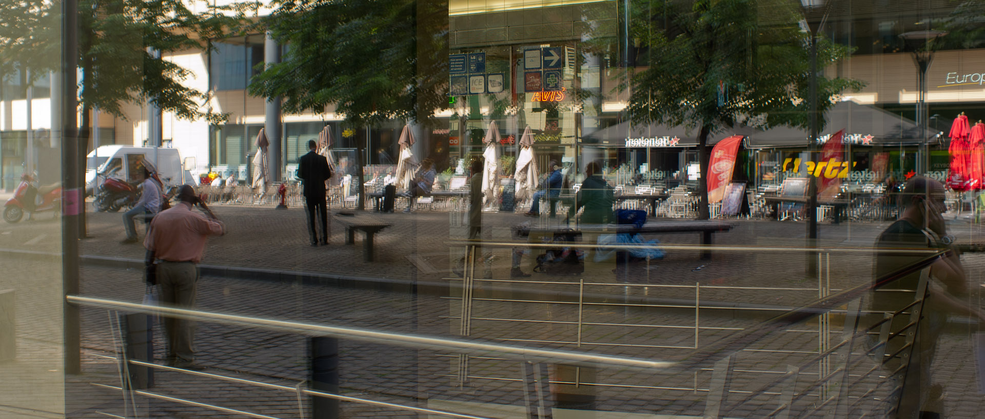 L'esplanade Victor-Horta, à Bruxelles, en reflet.