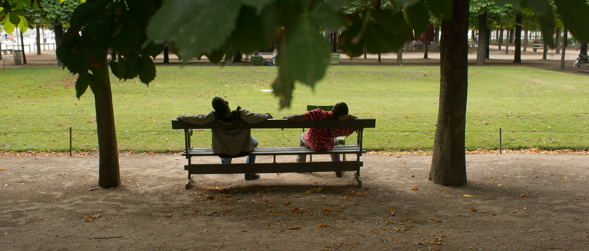 Sieste au jardin des Tuileries, à Paris.
