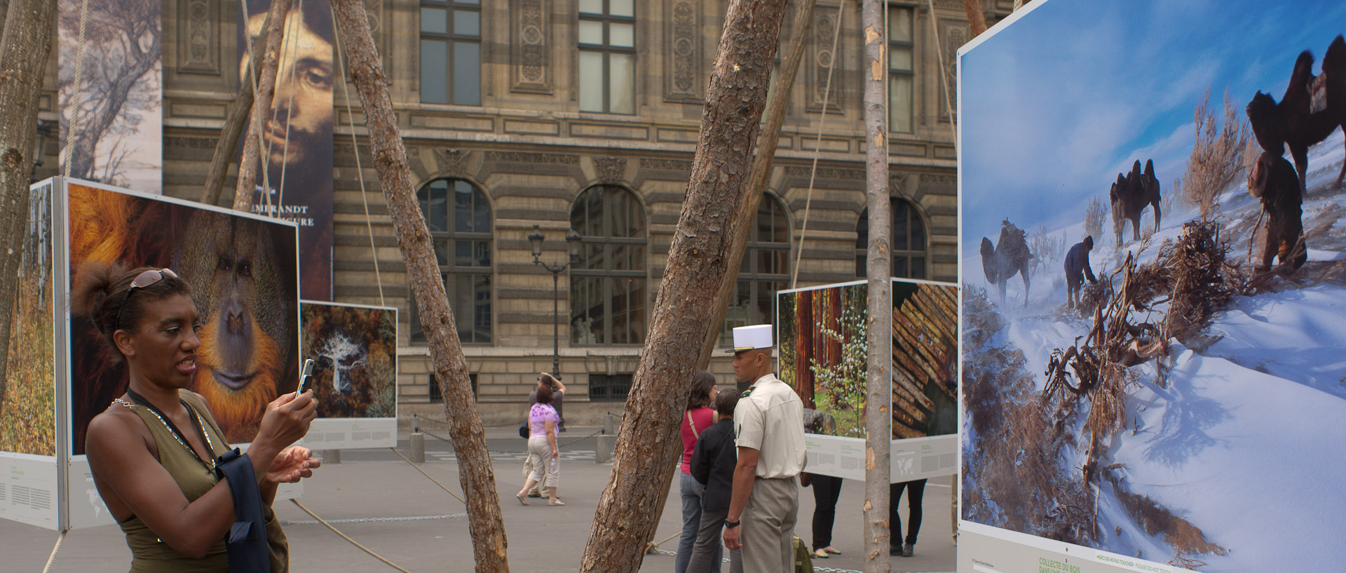 Exposition de photos consacrée à la forêt, place du Palais Royal, à Paris.
