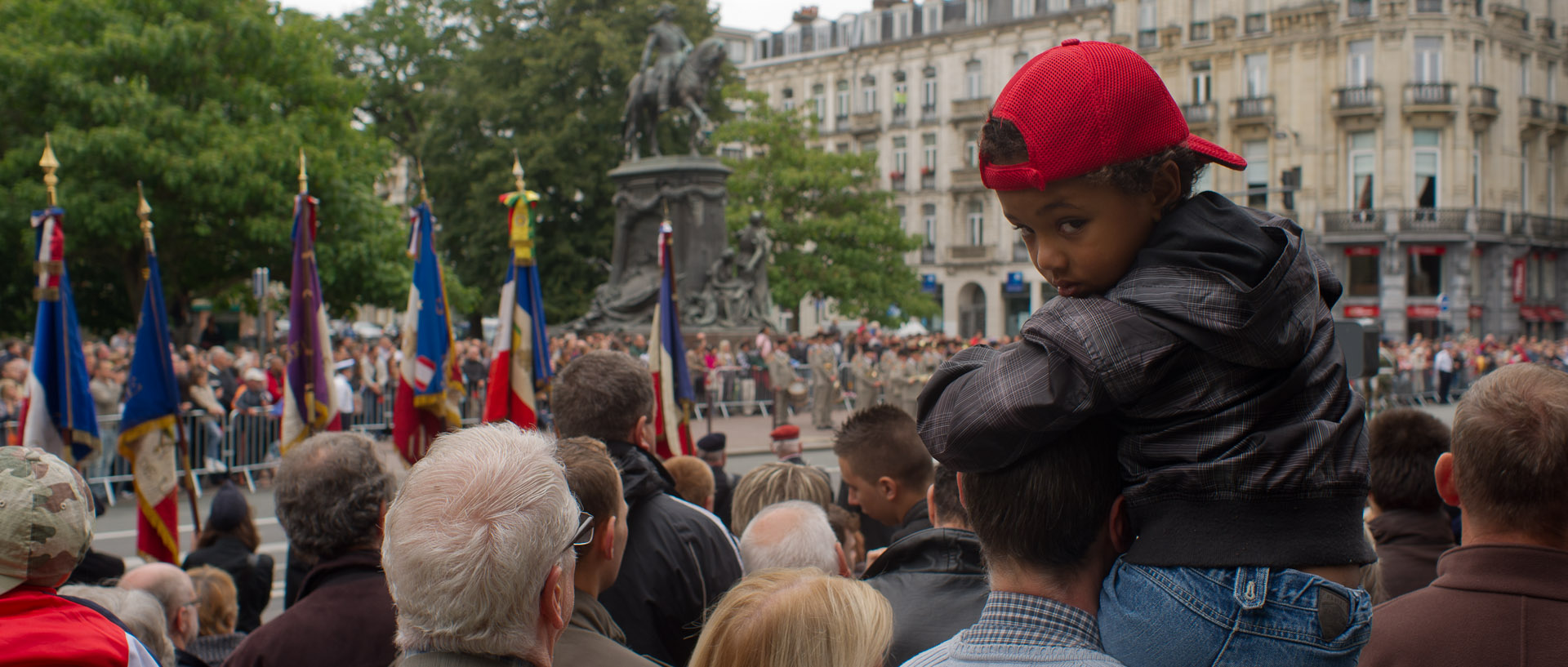 Enfant sur les épaules de son père pendant la cérémonie du 14 juillet, place de la République, à Lille.