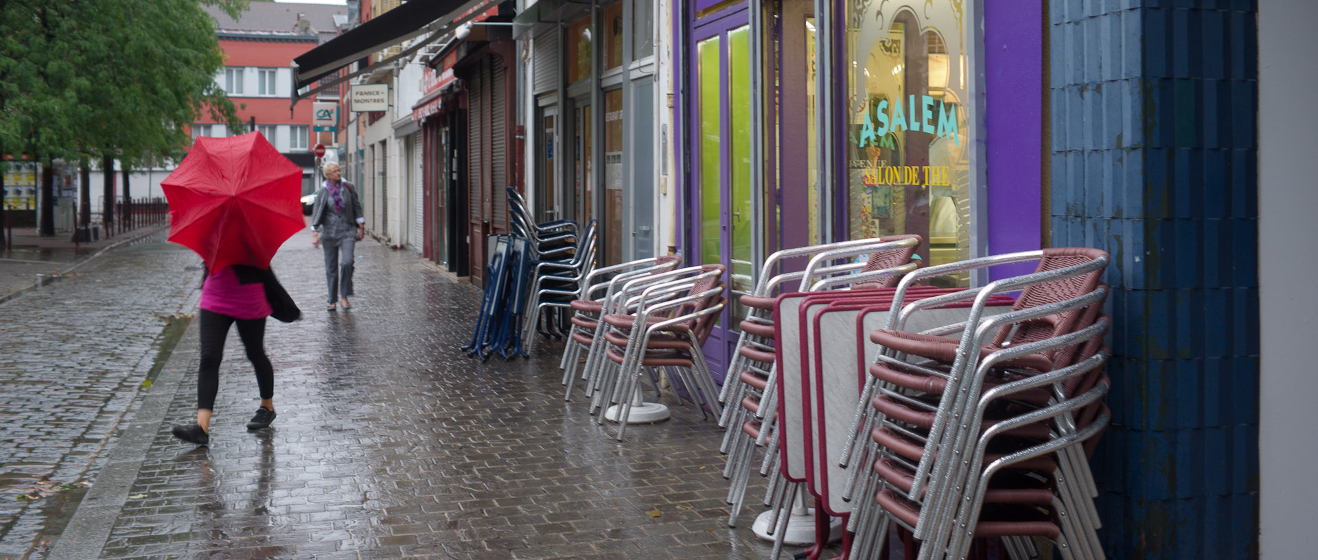 La place de la Nouvelle Aventure, à Wazemmes, Lille, sous la pluie.