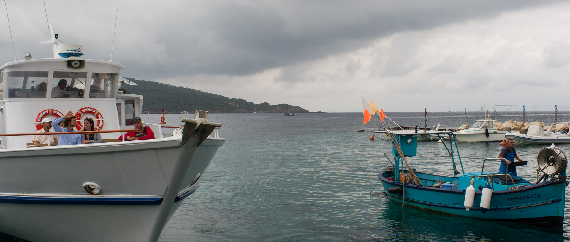 La vedette des Iles d'or et le bateau du pêcheur, au port de l'Aygade, île du Levant.