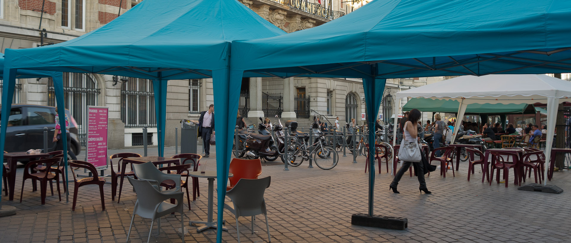 Intallation de tentes pour la braderie, place du Théâtre, à Lille.