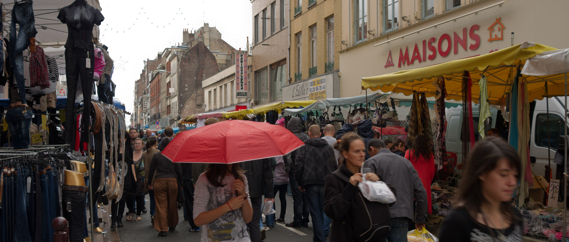 Public sous la pluie à la braderie, rue Gambetta, à Lille.