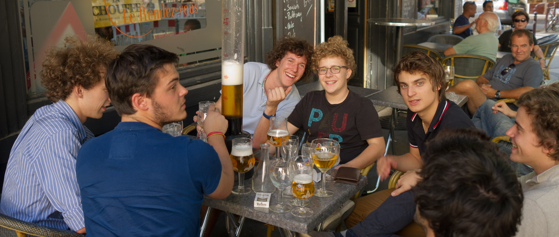 Mètre de bière, en terrasse, rue Nationale, à Lille.