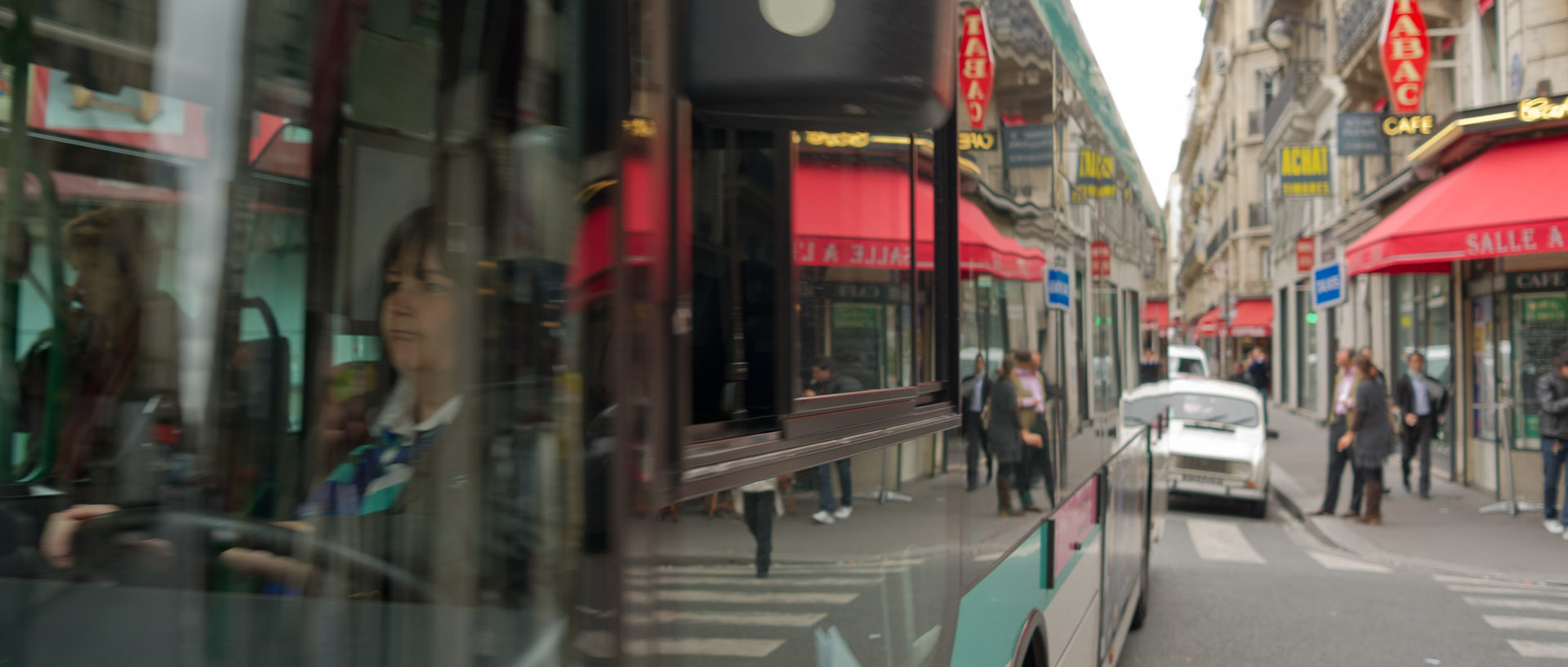 Passage d'un autobus, rue Drouot, à Paris.