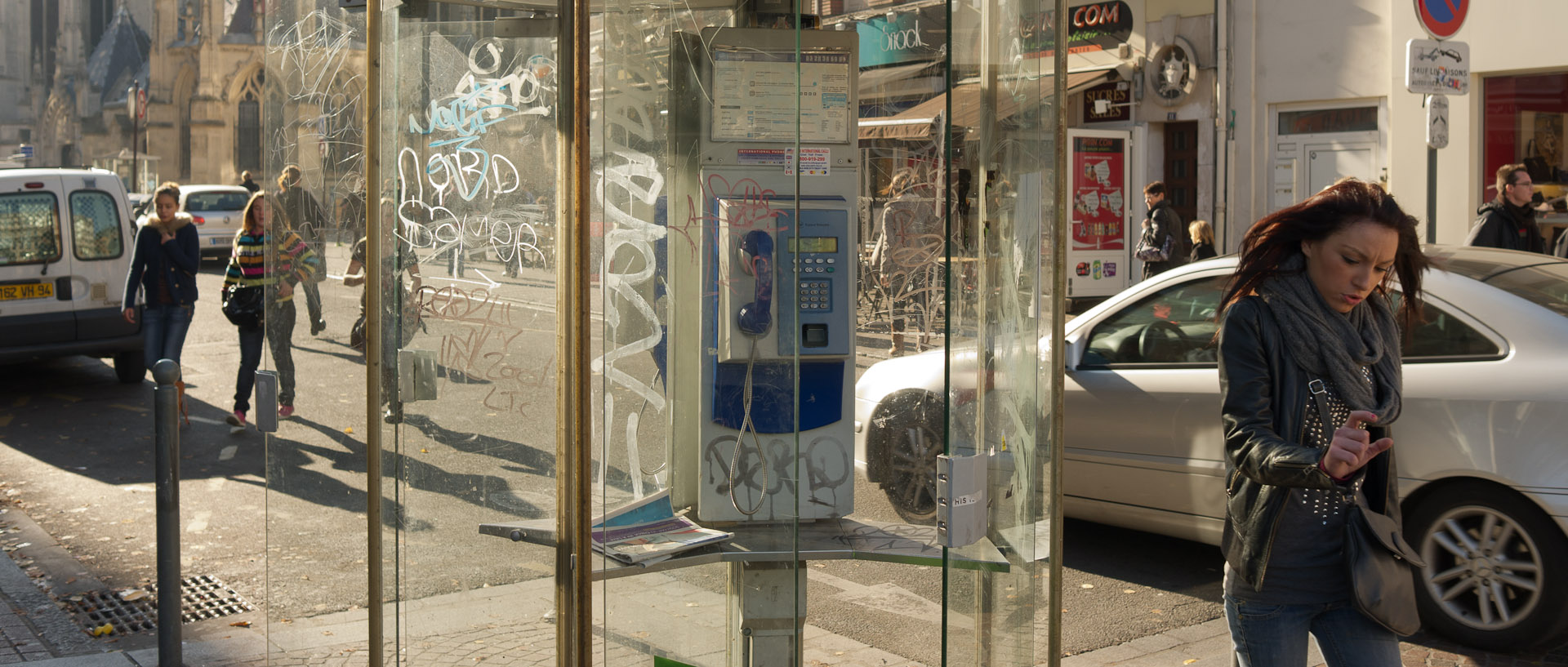 Autour d'une cabine téléphonique, rue du Priez, à Lille.