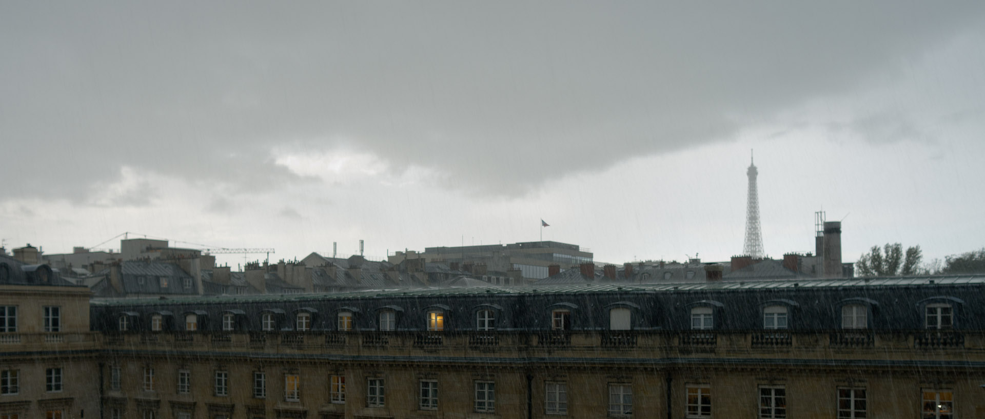 Pluie diluvienne sur l'Assemblée nationale, à Paris.