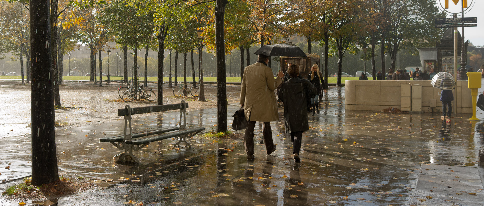 Pluie d'orage, place des Invalides, à Paris.