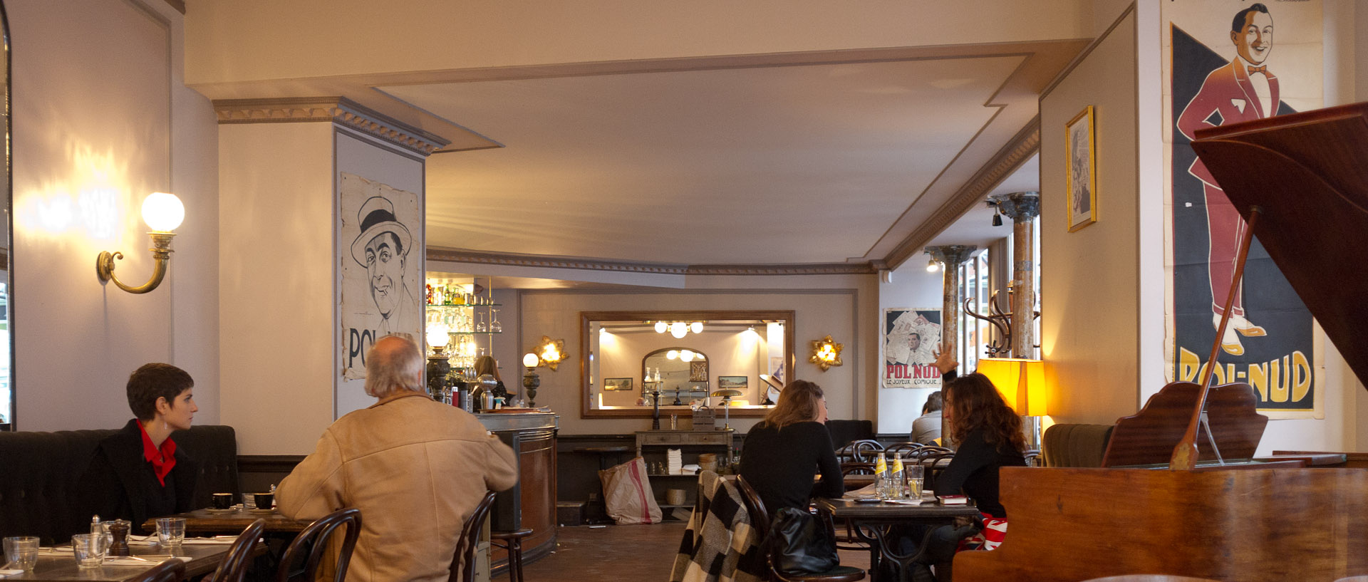 Dans un café, boulevard Rochechouart, à Paris.