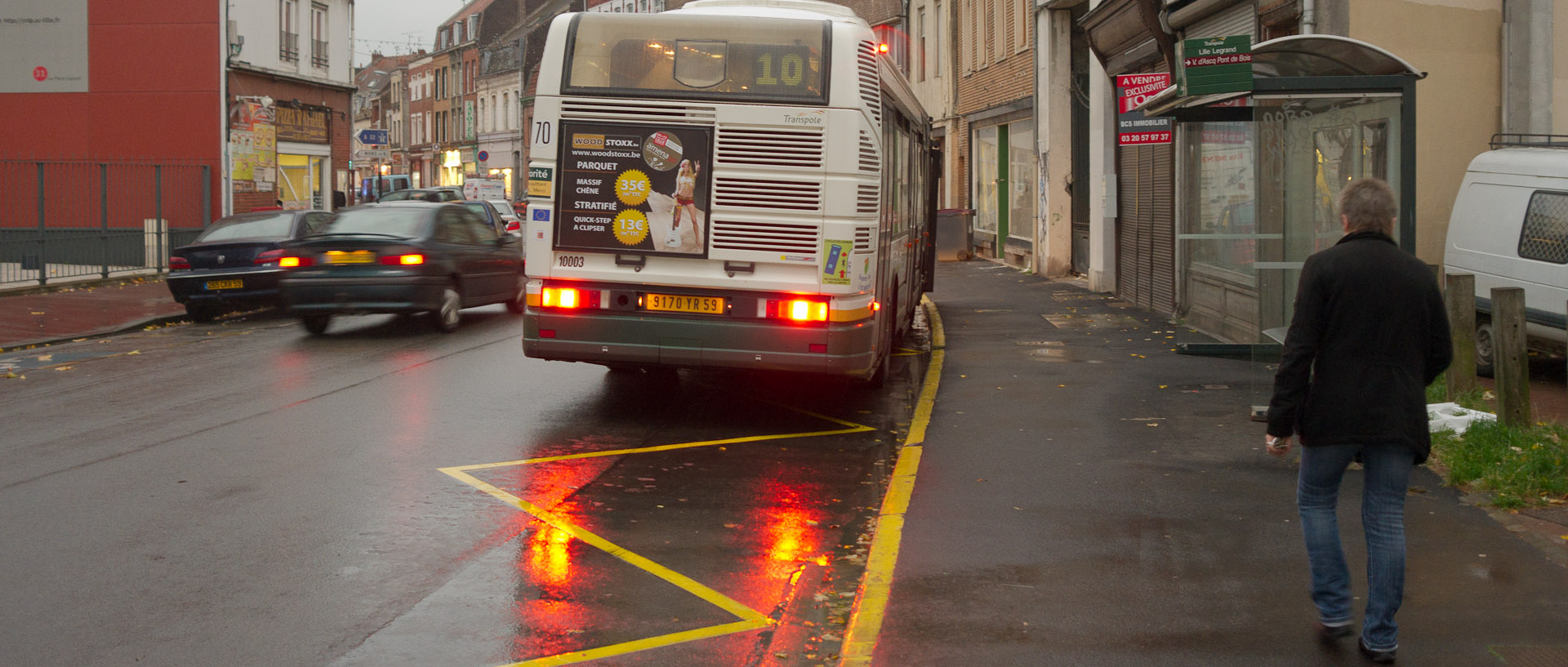 Autobus à l'arrêt, rue Pierre-Legrand, à Lille Fives.