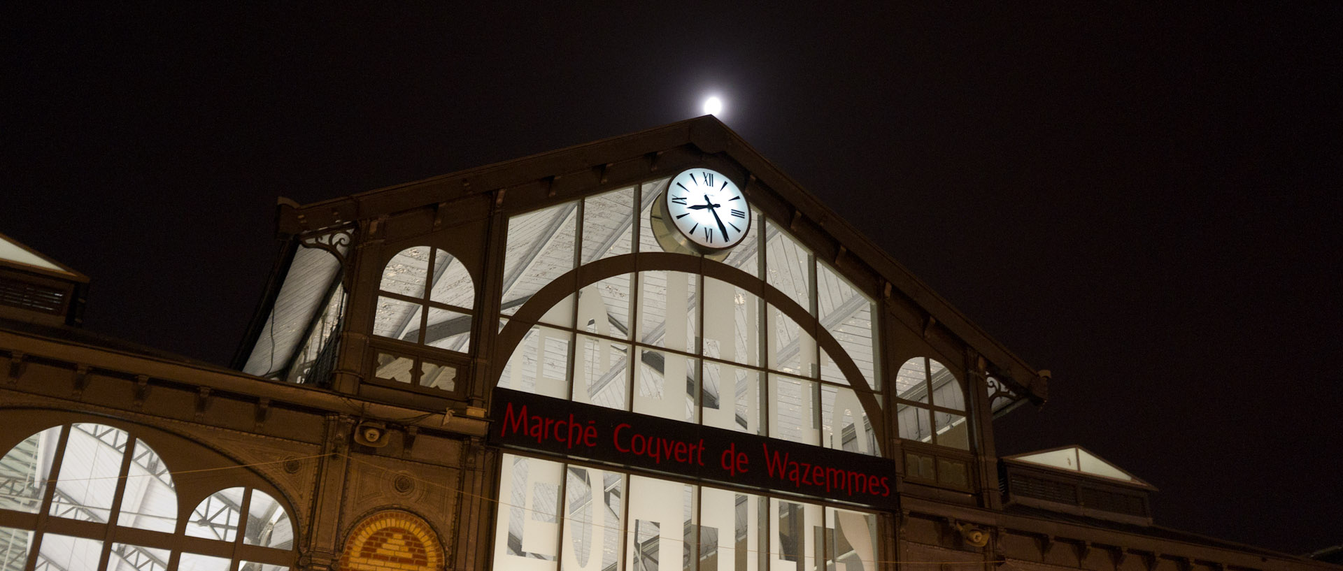 Pleine Lune sur le marché couvert de Wazemmes, à Lille.