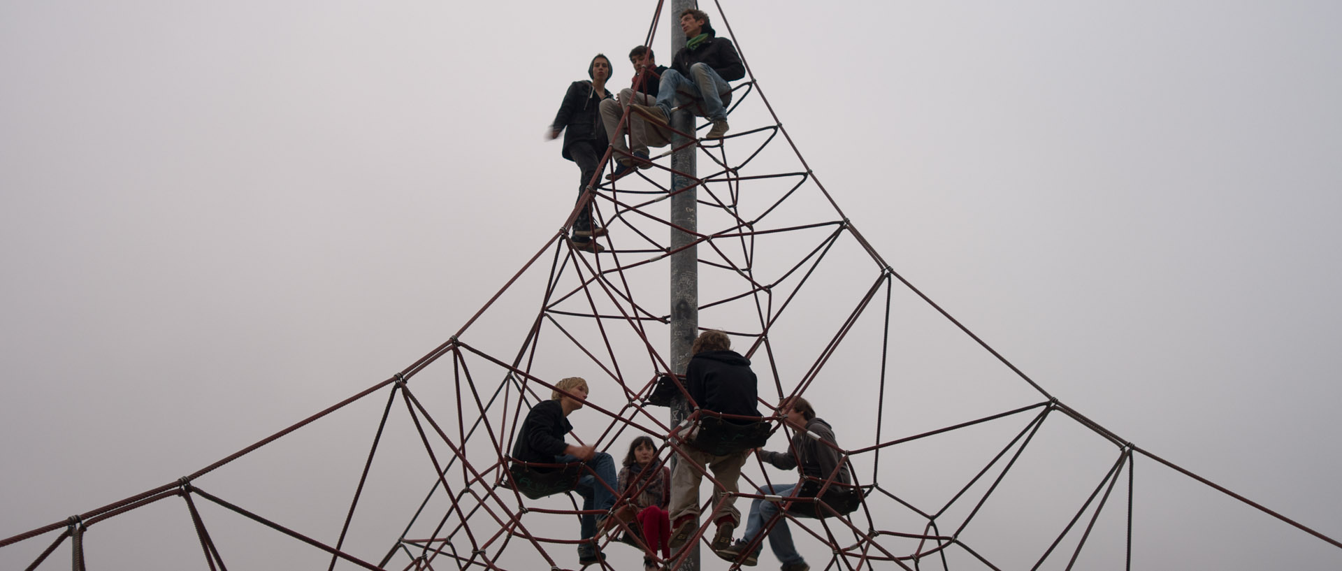 Etudiants dans une "araignée" pour enfants, parc Henri-Matisse, à Lille.