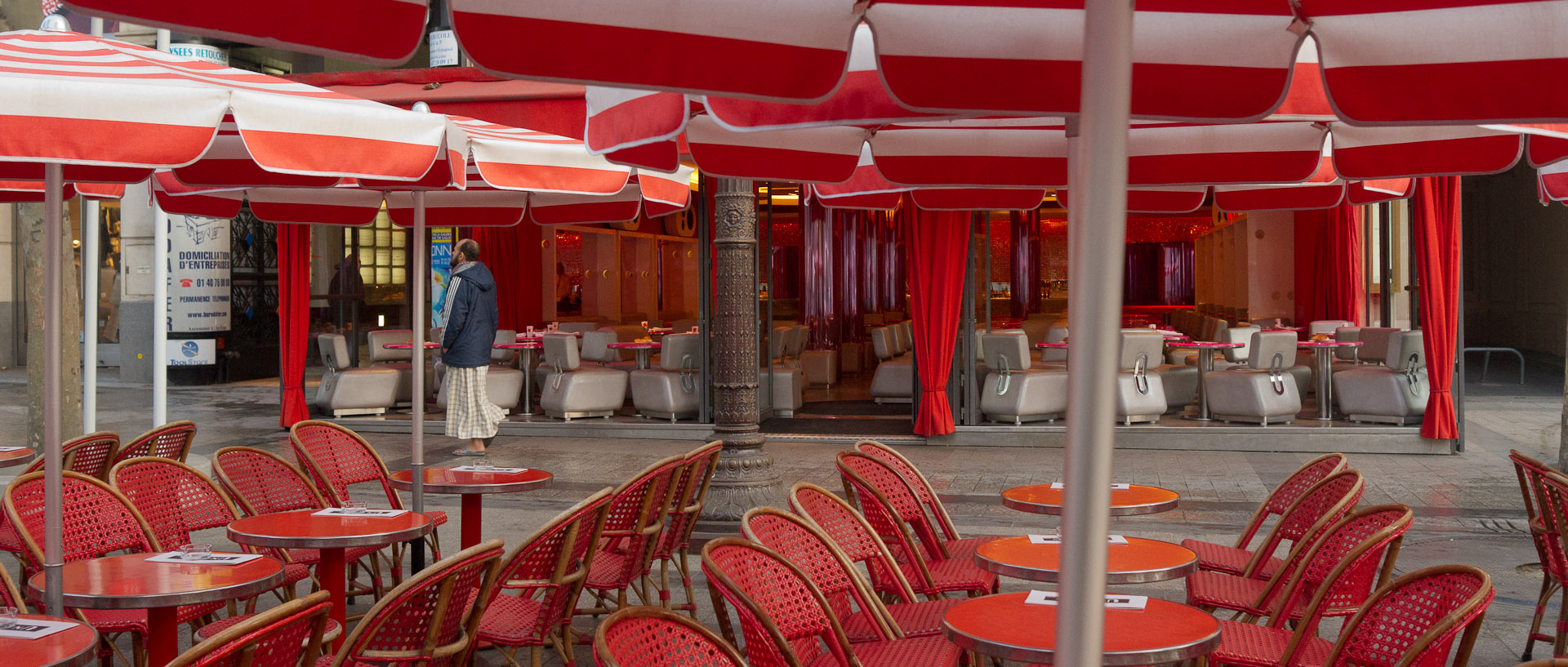 Terrasse de café vide, Champs Elysées, à Paris.