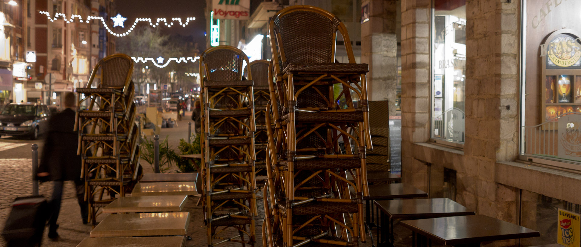 Chaises empilées sur une terrasse de café, rue de Paris, à Lille.