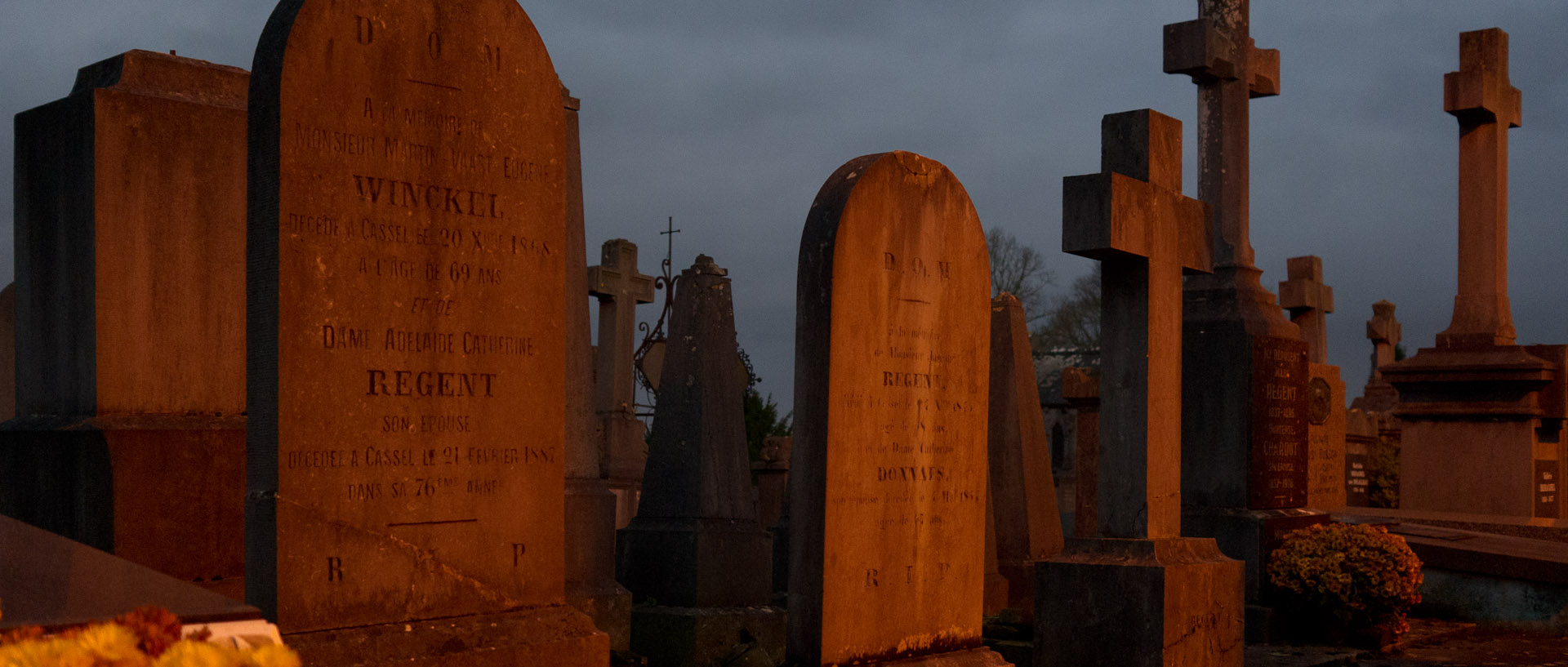 Le cimetière de Cassel à la tombée de la nuit.