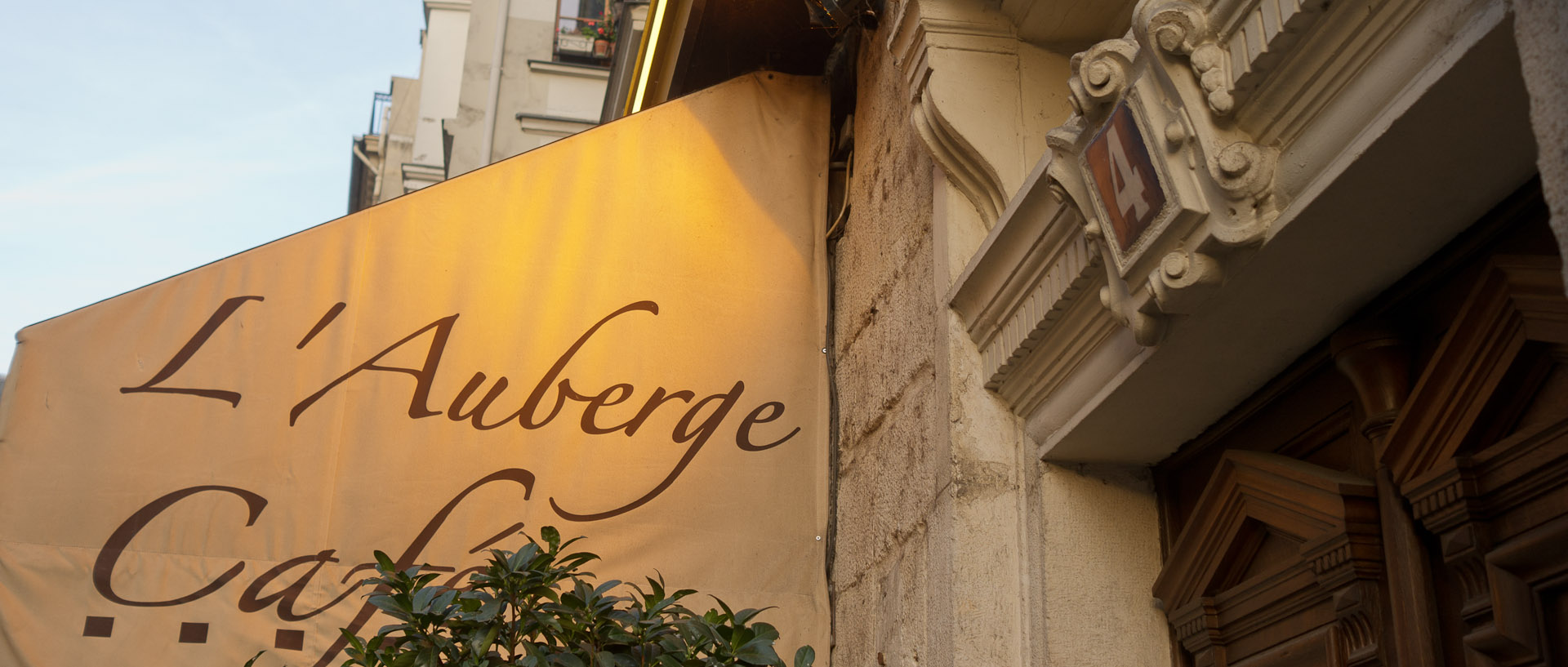 L'Auberge café, rue Bertin-Poirée, à Paris.