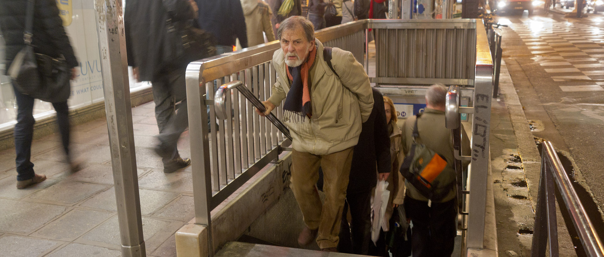 Vieil homme sortant de la bouche de métro Châtelet, rue de Rivoli, à Paris.