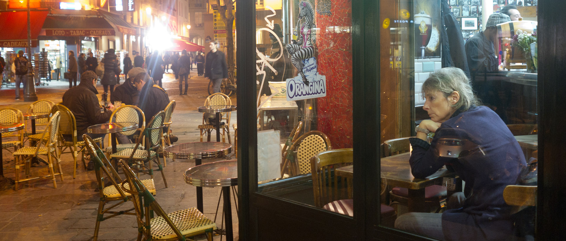Terrasse de café, rue des Halles, à Paris.