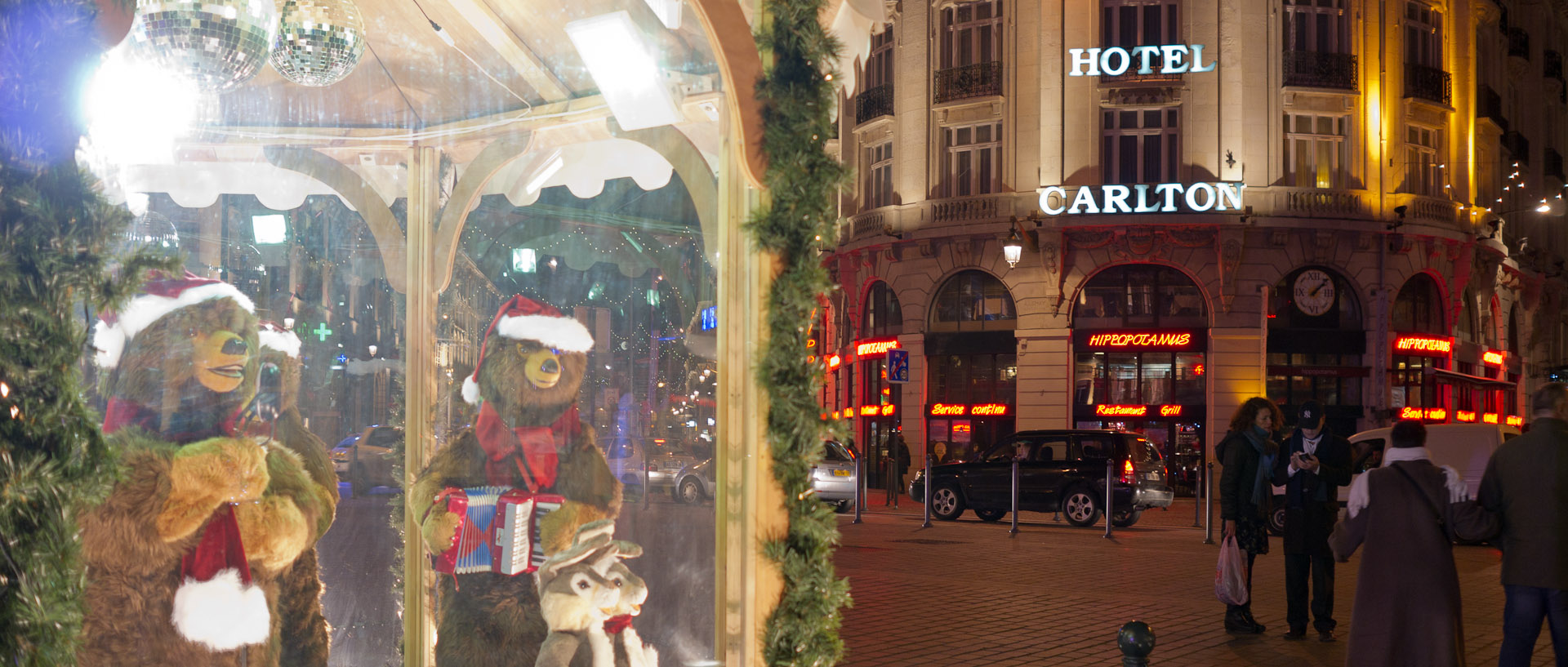 Décorations de Noël autour de l'hôtel Carlton, place du Théâtre, à Lille.