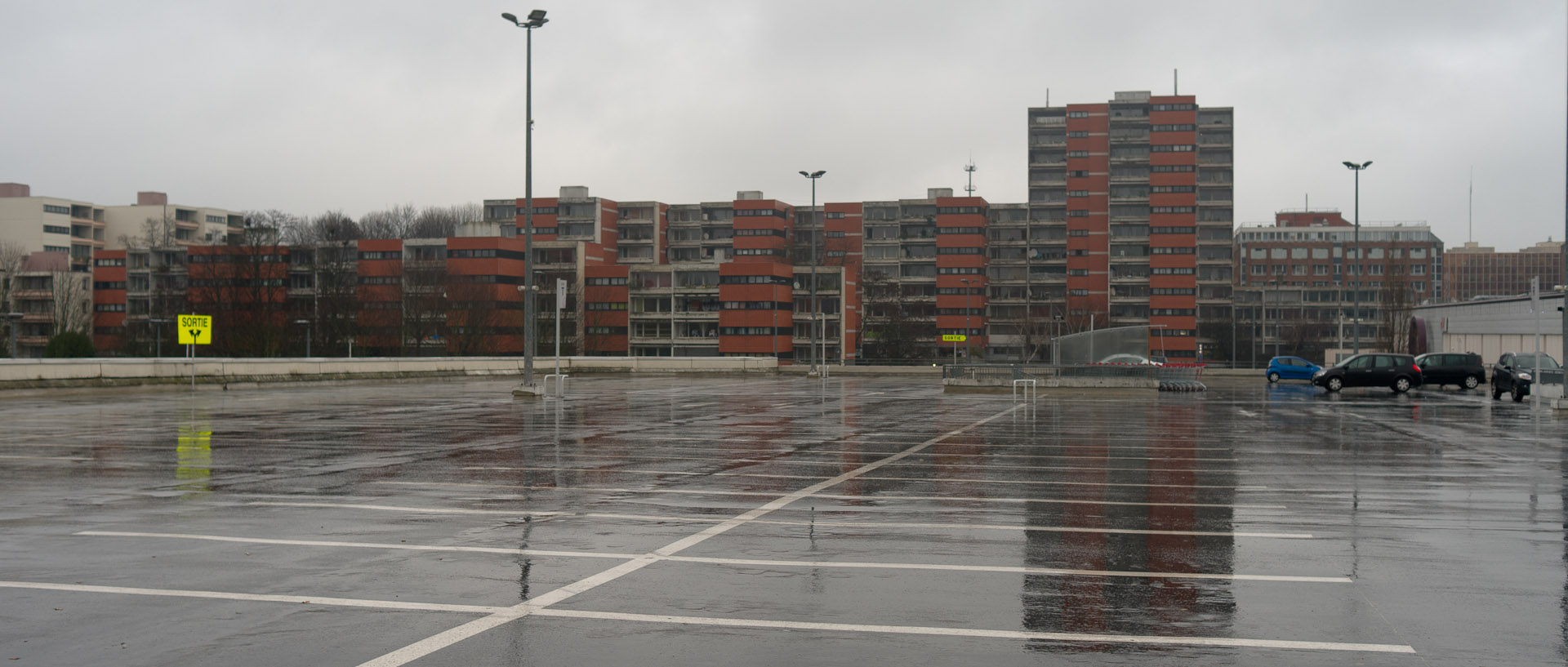 Parking supérieur du centre commercial Auchan V2, à Villeneuve d'Ascq.