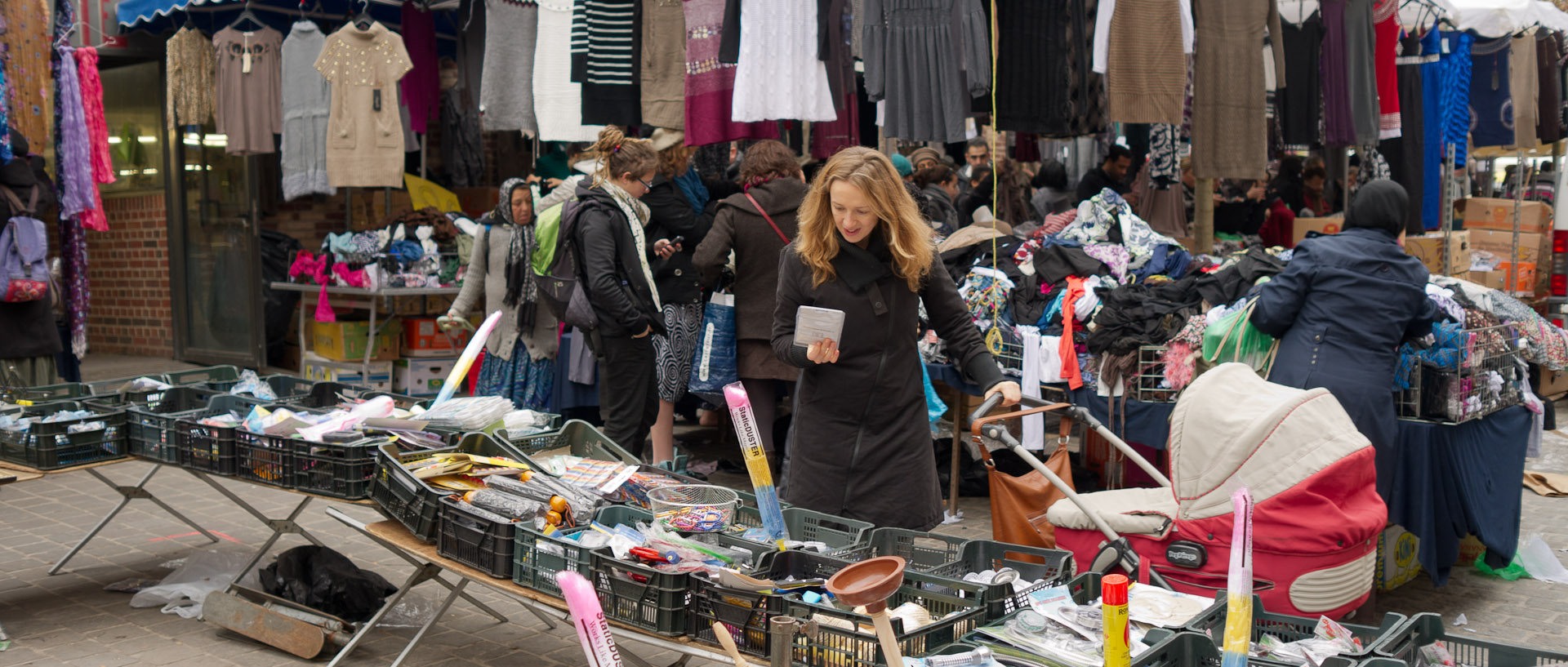 Une femme faisant ses achats, au marché de Wazemmes, à Lille.
