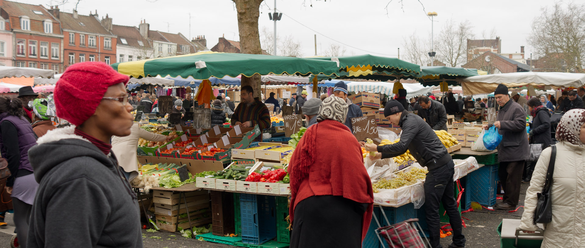 Marchand de légumes, au marché de Wazemmes, à Lille.