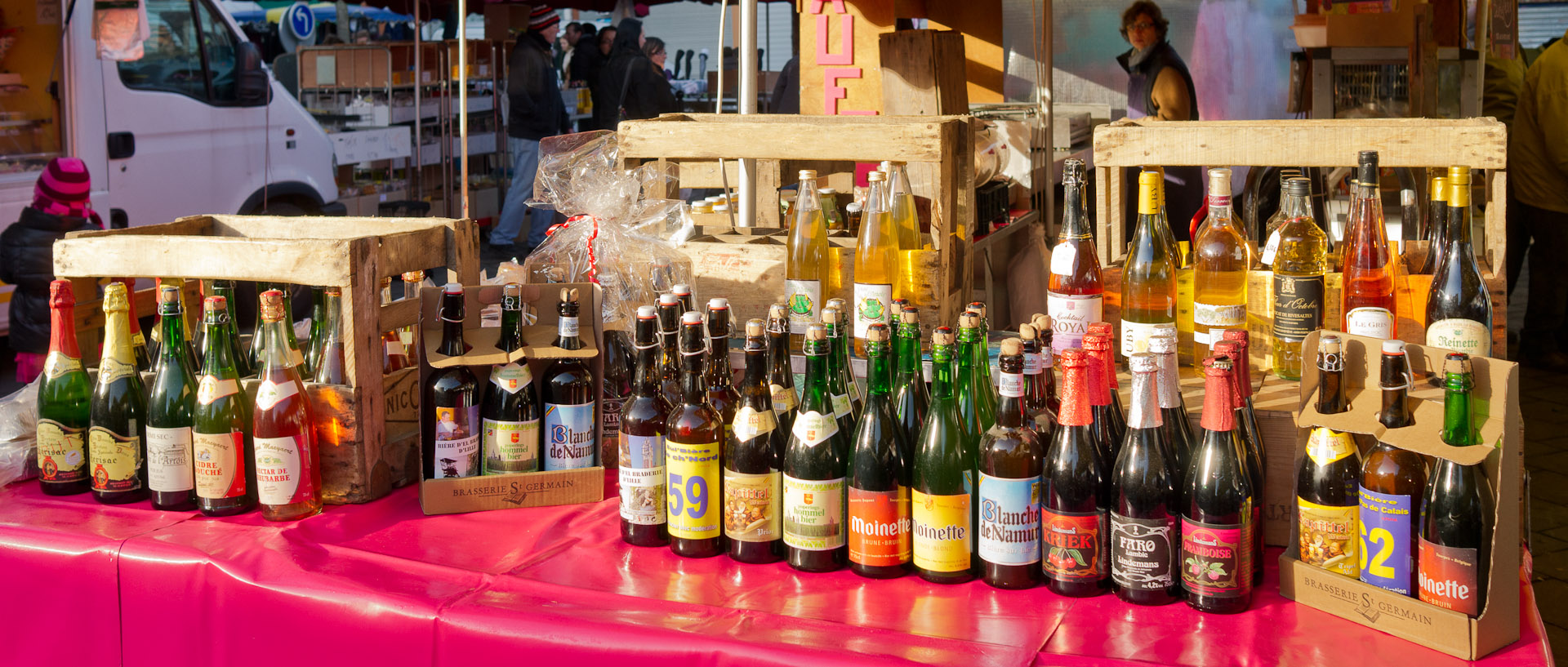 Etal de bouteilles de bière dans le soleil, marché Saint-Pierre, place de la Liberté, à Croix.