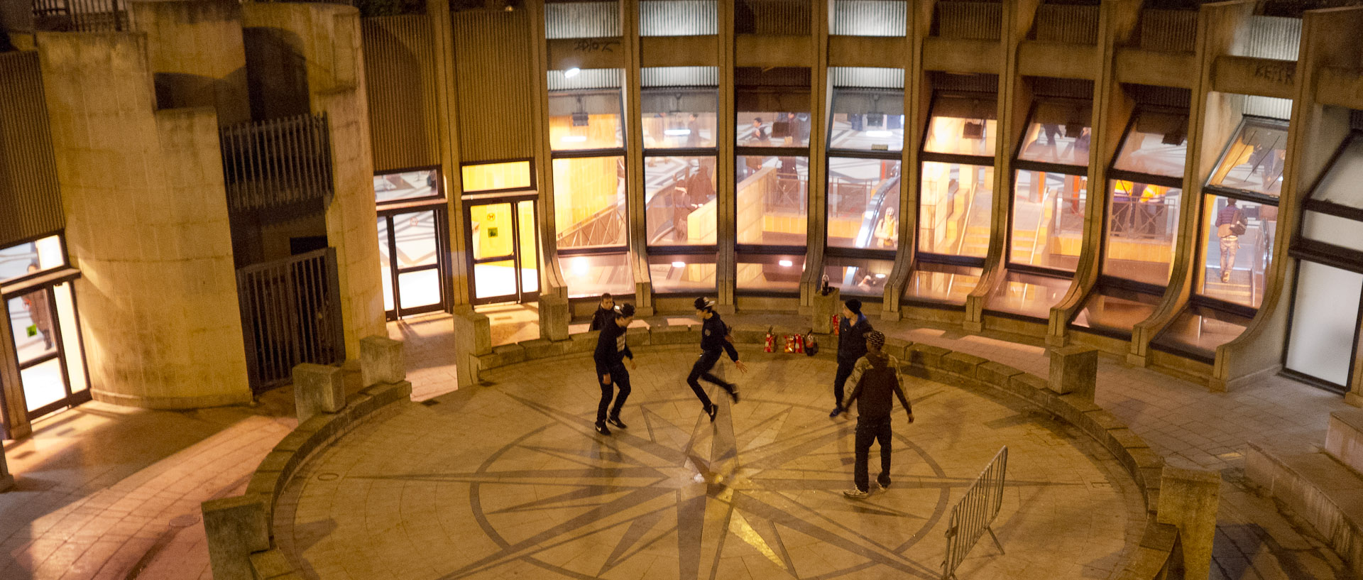 Danseurs de hip hop, devant les verrières de la station de métro République, à Lille.
