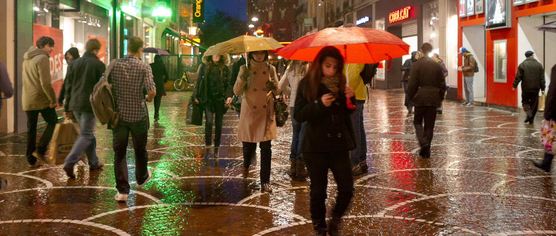 Passants sous la pluie, rue de Béthune, à Lille.