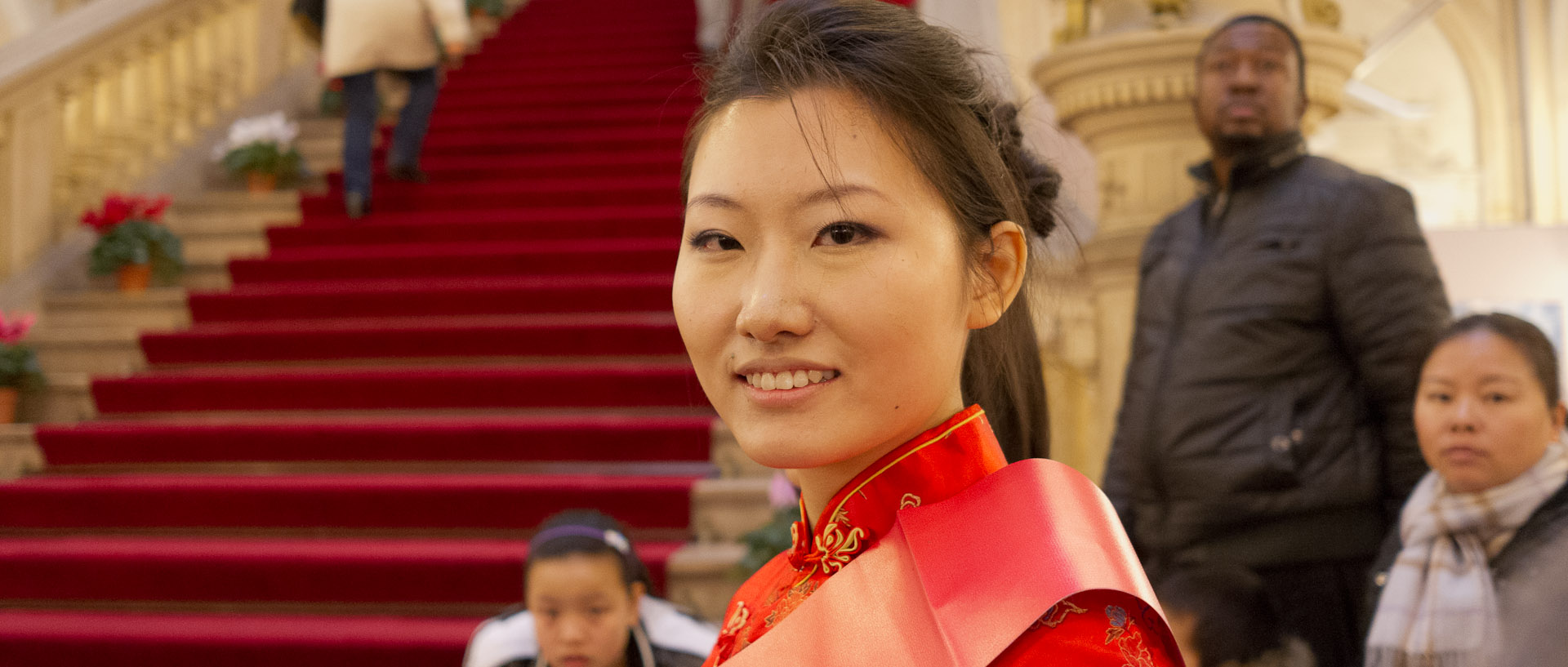 Portrait d'une participante au défilé du nouvel an chinois, mairie du 10ème arrondissement, à Paris.