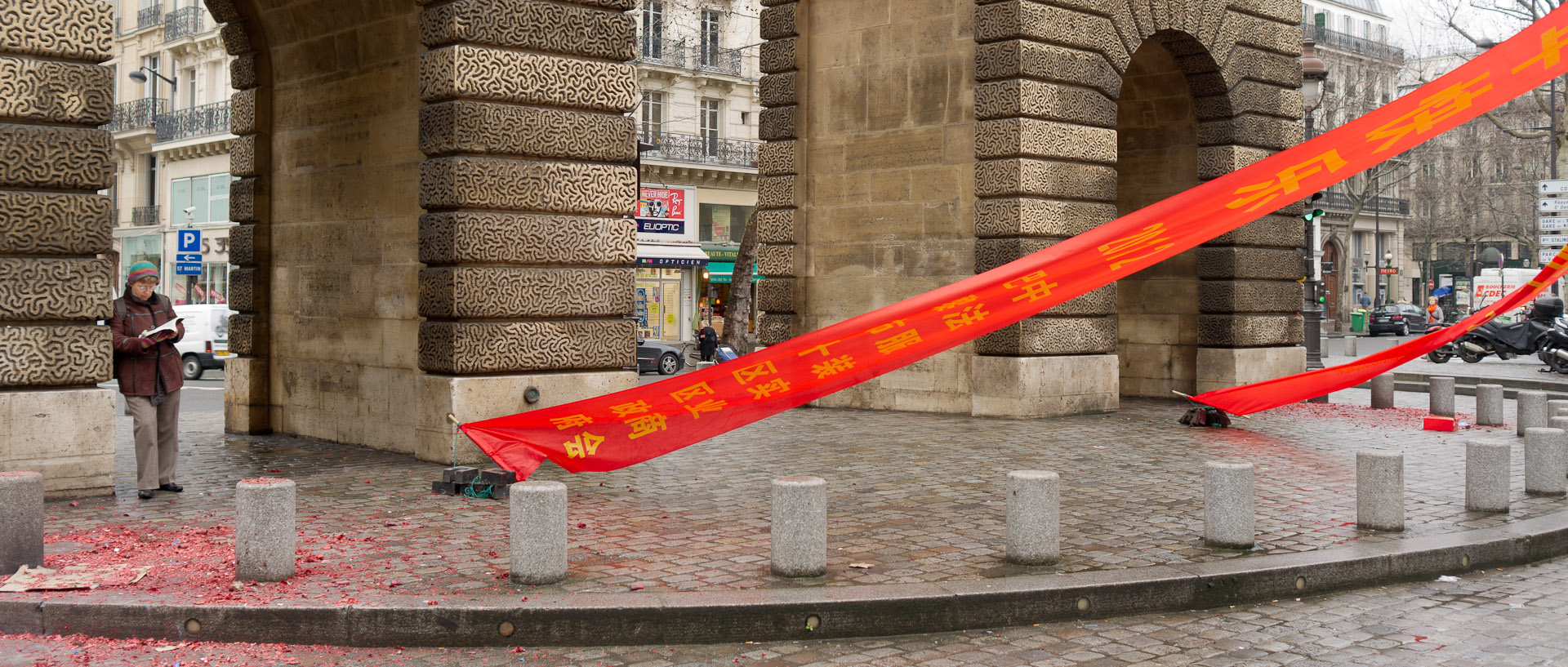 Banderolle pour le nouvel an chinois, porte Saint-Martin, à Paris.