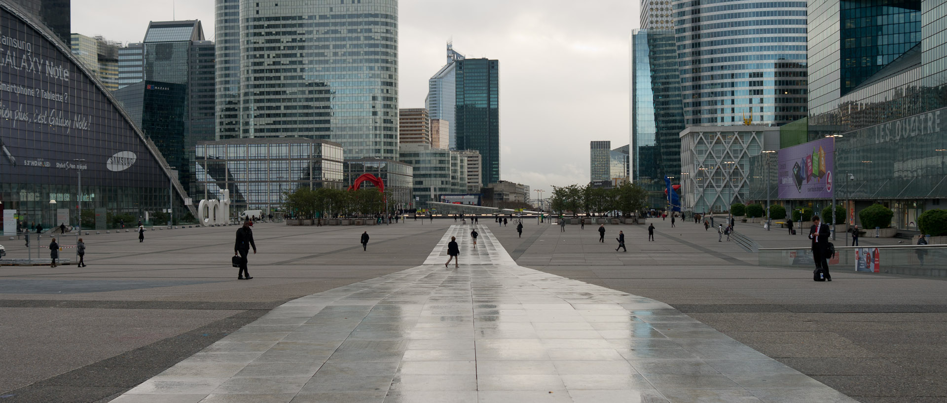 L'esplanade de Paris La Défense.