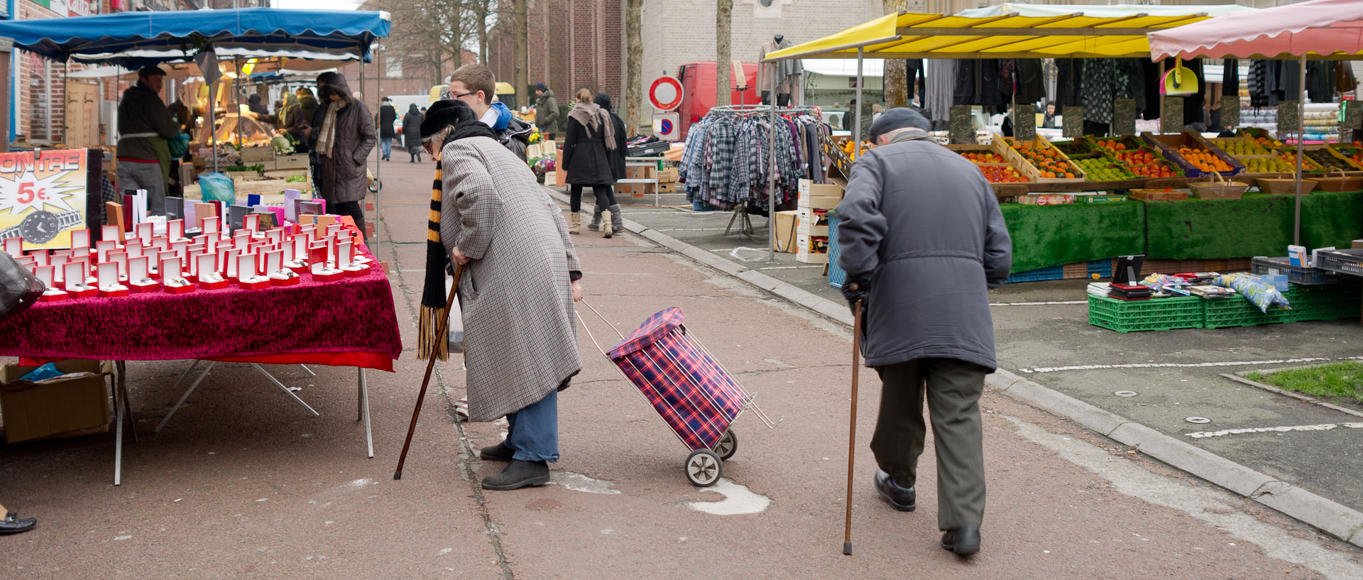Personnes âgées avec leur canne, au marché Saint-Pierre, place la la Liberté, à Croix.