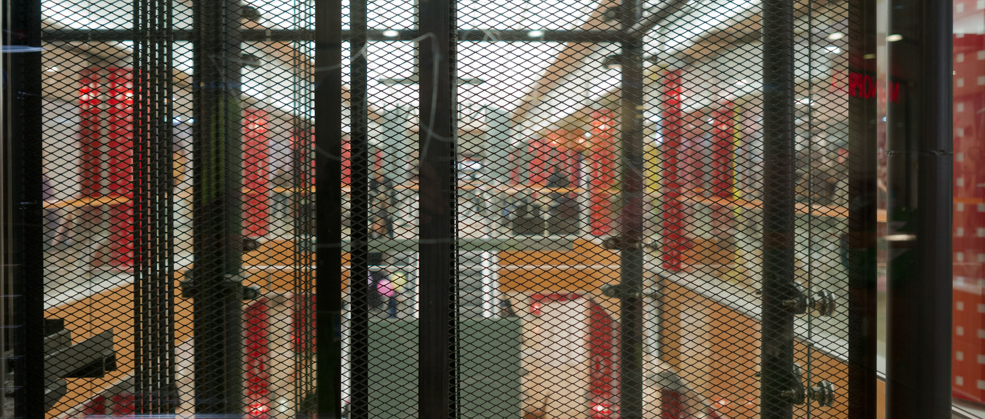 Le centre commercial des Tanneurs vu à travers les grilles des ascenseurs, à Lille.