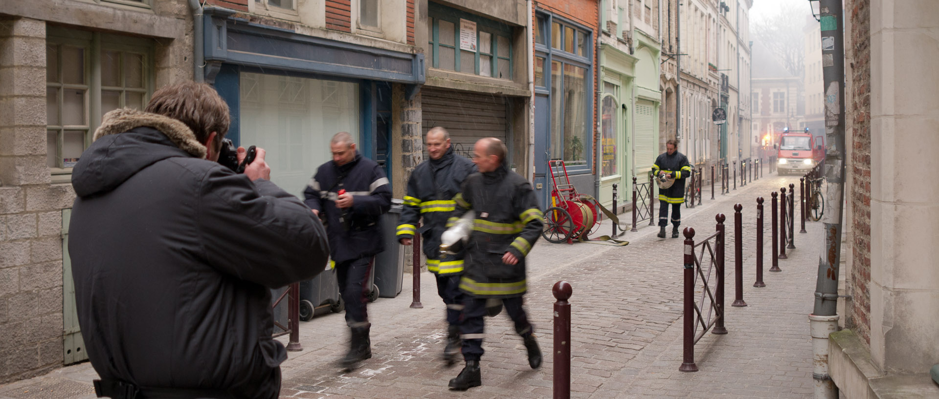 Photographe visant des pompier pendant un incendie, rue Jean-Jacques Rousseau, à Lille.