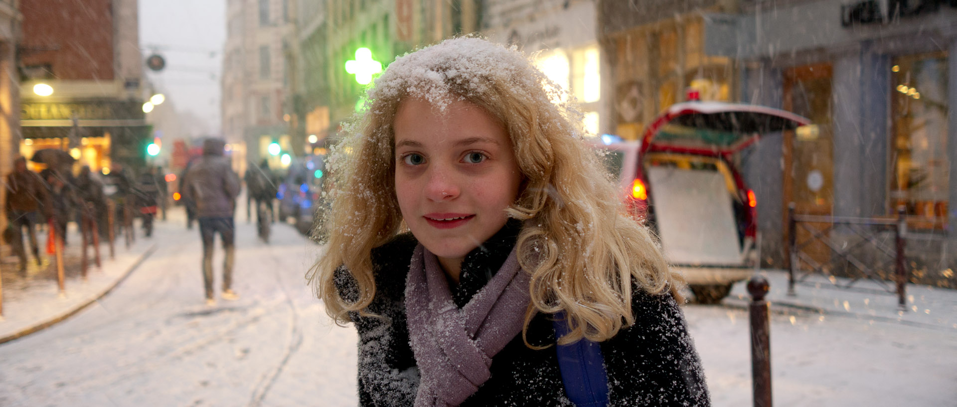 Jeune fille avec de la neige sur les cheveux, rue Royale, à Lille.