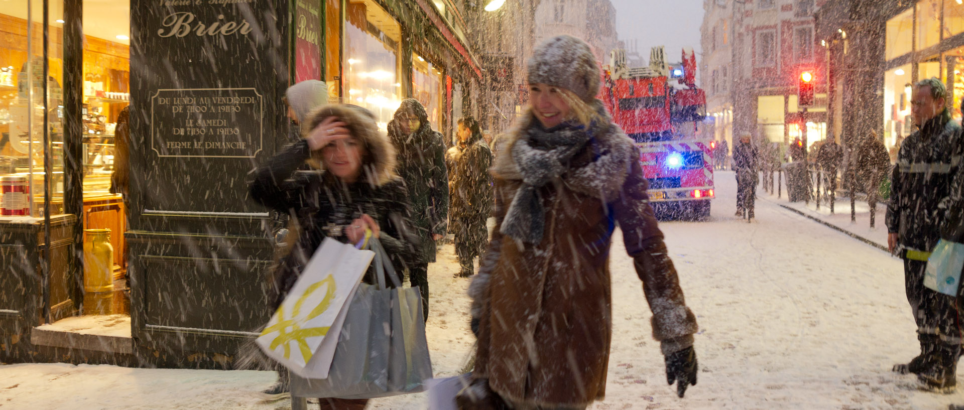 Jeunes femmes sous la neige avec des paquets, rue Esquermoise, à Lille.