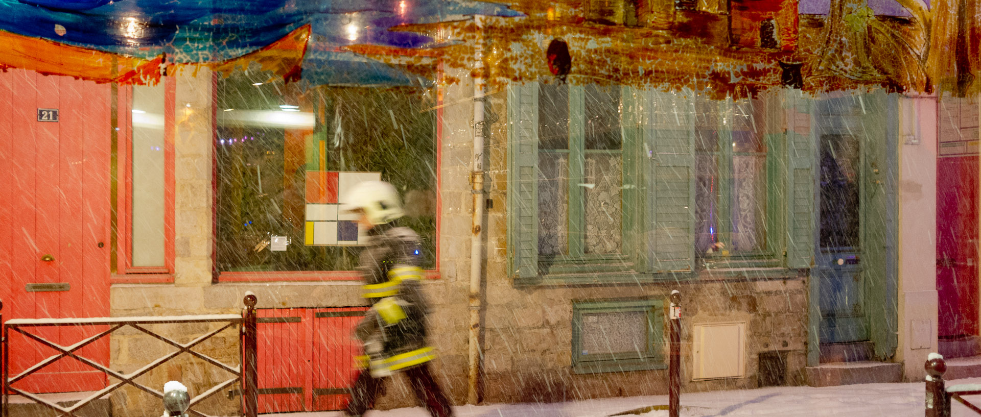 Pompier sous la neige, rue Jean-Jacques-Rousseau, à Lille.