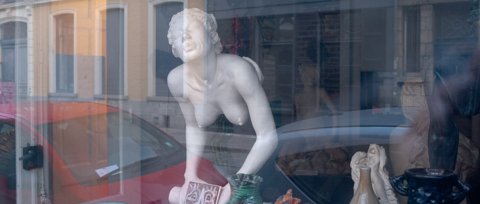 Statue dans une vitrine, rue Saint-André, à Lille.