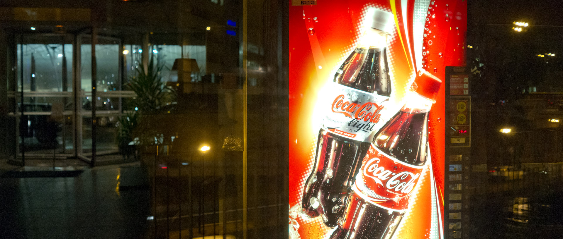 Distributeur de Coca Cola dans un immeuble de bureaux, à Lille Europe.