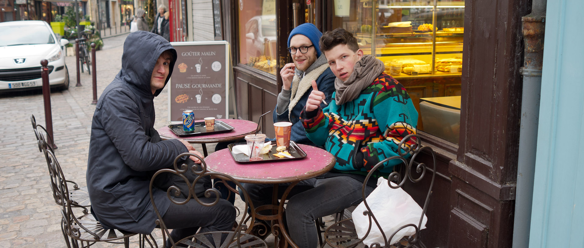 Jeunes en terrasse, dans le froid, place des Pâtiniers, à Lille.