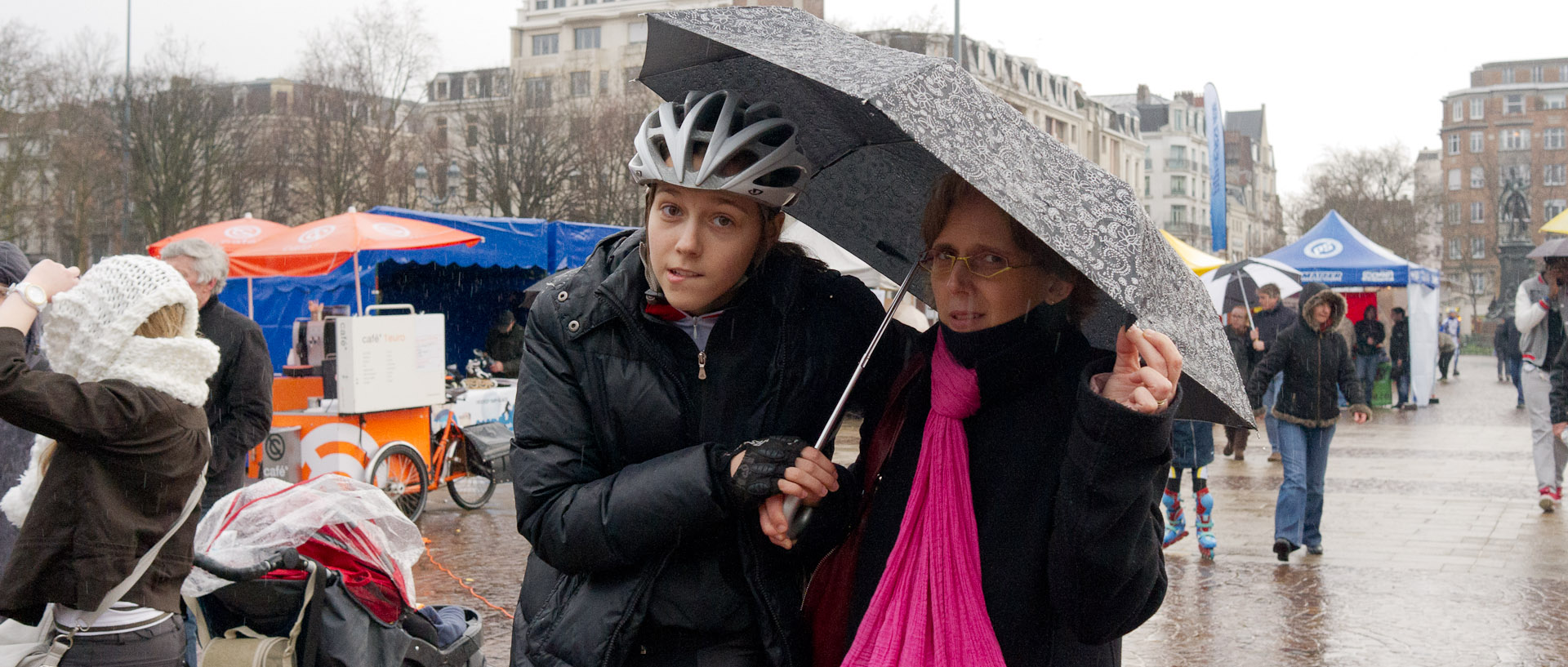 Concurrent de la Chti roller à l'abri sous un parapluie, place de la République, à Lille.